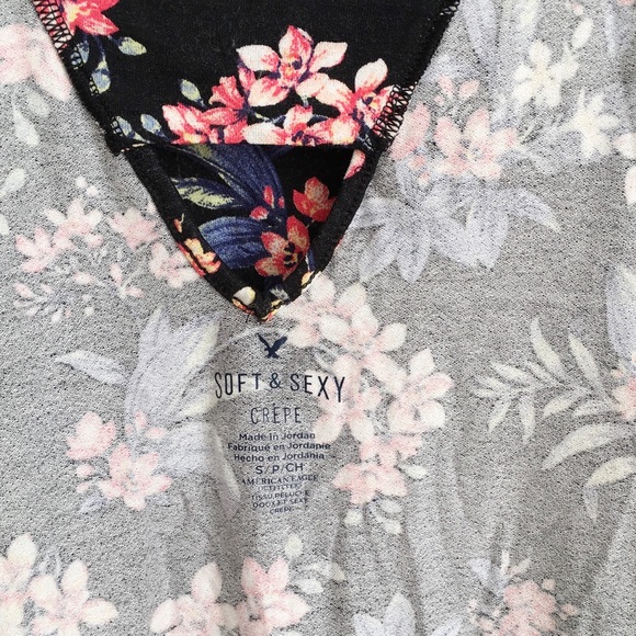 🌸4 for $10🌸 black pink floral v-neck flowy tank top - Picture 4 of 4